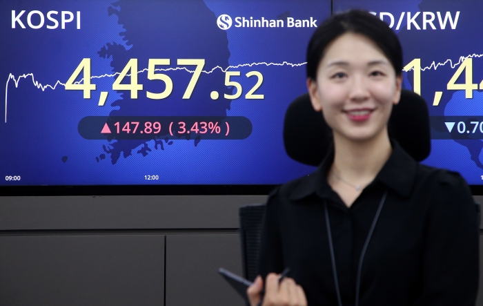 5일 코스피 지수가 전 거래일 대비 147.89포인트(p) 상승한 4457.52에 마감하며 사상 최고치를 경신했다. 사진=신한은행 제공
