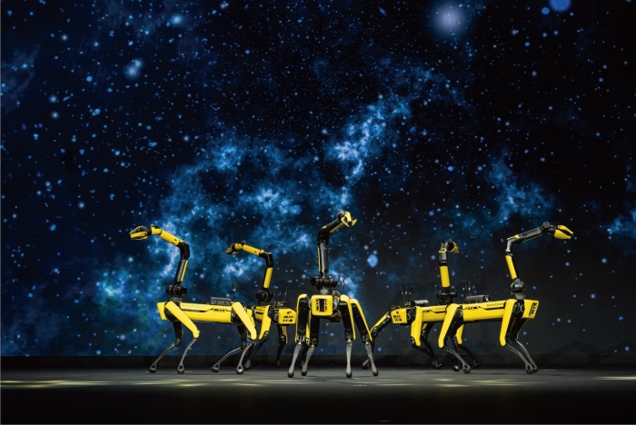 사족보행 로봇 '스팟'이 음악에 맞춰 춤을 추고 있다. 사진=현대차그룹 제공