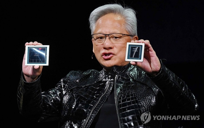 젠슨 황 엔비디아 CEO가 5일(현지시간) 미국 네바다주 라스베이거스 퐁텐블로 호텔에서 열린 엔비디아 CES 2026 라이브에서 차세대 그래픽처리장치(GPU)루빈 GPU를 선보이고 있다. 사진=연합뉴스