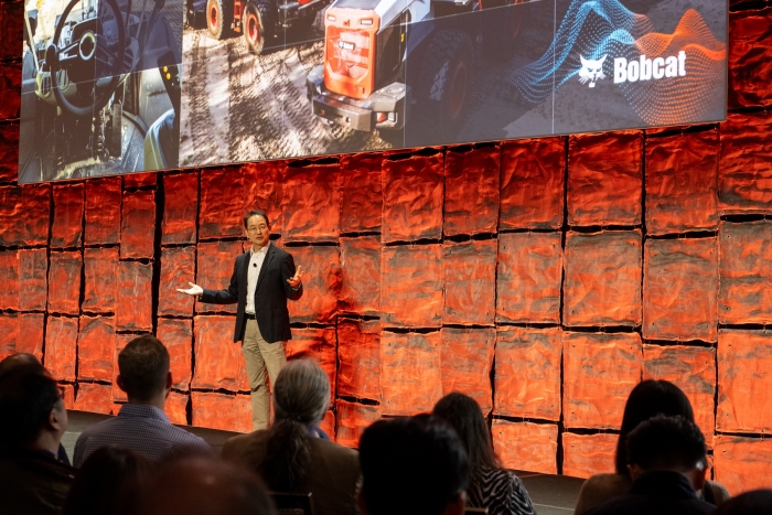 스캇 박 두산밥캣 대표가 5일(미국 현지시간) CES 2026 미디어데이에서 차세대 건설장비기술에 대해 설명을 하고 있다. 사진=두산밥캣 제공
