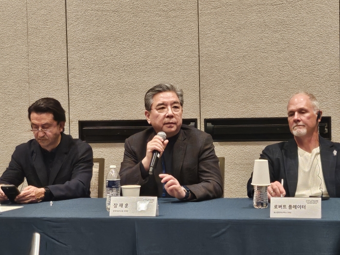 장재훈 현대차그룹 부회장(가운데)이 취재진의 질문에 답을 하고 있다. 사진=김다정 기자