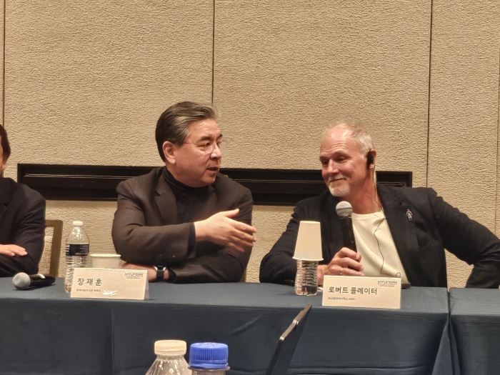 (왼쪽부터)장재훈 현대차그룹 부회장과 로버트 플레이터 보스턴다이나믹스 최고경영자가 이야기를 나누고 있다. 사진=김다정 기자