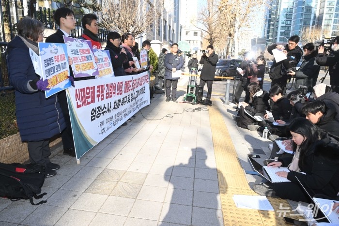 (왼쪽 네 번째)박정훈 공공운수노조 부위원장이 6일 오전 서울 서대문구 경찰청 앞에서 열린 산재 은폐 쿠팡 김범석 의장·헤럴드 로저스 대표·박대준 전 대표 엄정수사 처벌 촉구 및 형사 고발 기자회견에 참석해 발언을 하고 있다. 사진=강민석 기자 kms@newsway.co.kr