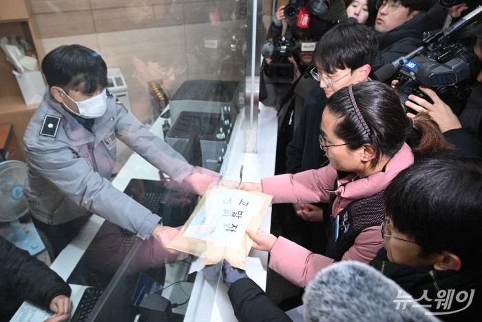 정성용 공공운수노조 전국물류센터지부장이 6일 오전 서울 서대문구 경찰청 앞에서 열린 산재 은폐 쿠팡 김범석 의장·헤럴드 로저스 대표·박대준 전 대표 엄정수사 처벌 촉구 및 형사 고발 기자회견을 마친 뒤 민원실을 찾아 고발장을 접수하고 있다. 사진=강민석 기자 kms@newsway.co.kr