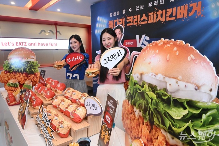 롯데 GRS의 버거 프랜차이즈 브랜드 롯데리아가 6일 오전 서울 용산구 롯데리아 숙대입구역점에서 신메뉴 '통다리살 크리스피치킨버거 2종'을 소개하고 있다. 사진=강민석 기자 kms@newsway.co.kr