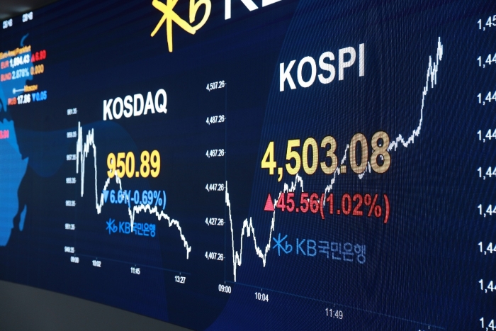 코스피가 장중 4500선을 돌파했다. 사진=국민은행 제공