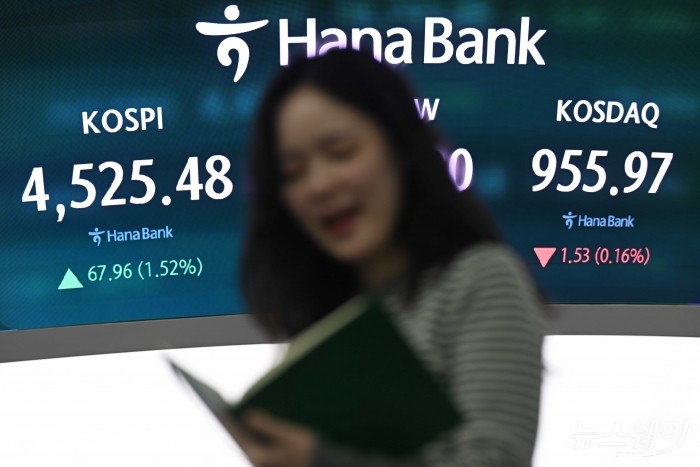 코스피가 사상 첫 4500선을 돌파하며 장을 마감된 6일 오후 서울 중구 하나은행 본점 딜링룸에서 직원이 업무를 보고 있다. 이날 코스피는 전일대비 1.52% 인상된 4525.48으로 장을 종료했다. 사진=강민석 기자 kms@newsway.co.kr