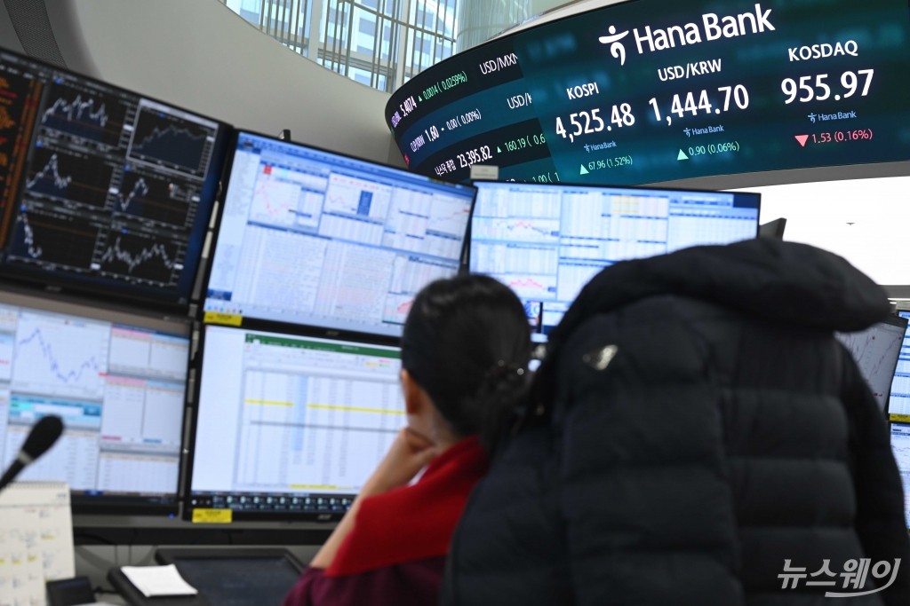 반도체주 힘 얻고 코스피 사상 첫 4500선 경신