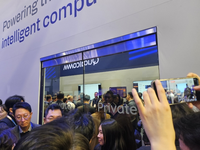 정의선 현대차그룹회장이 아카시 팔키왈라 퀄컴 최고운영책임자(COO)와 퀄컴 프라이빗룸으로 들어가 10분간 대화를 나누고 있다. 사진=김다정 기자