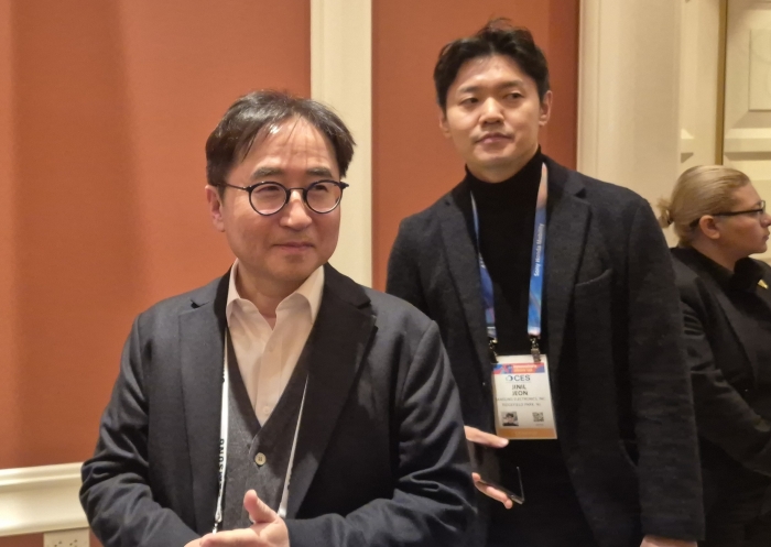 장덕현 삼성전기 사장이 6일(현지시간) 미국 라스베이거스 윈 호텔에 마련된 삼성전자의 CES 2026 단독 전시장을 찾았다. 사진=공동취재단