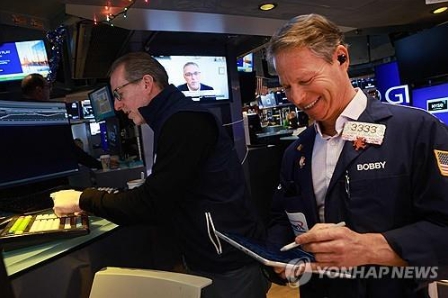 뉴욕증시 다우·S&amp;P500 사상 최고치...반도체·헬스케어 업종 상승 견인