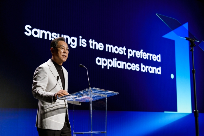 삼성전자 DA 사업부장 김철기 부사장이 CES 2026 딥다이브 행사에서 AI 가전 중심의 글로벌 성장 전략을 소개하고 있다. (사진제공=삼성전자)