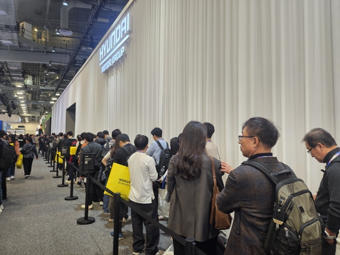 현대차그룹 CES 2026 부스에 길게 줄이 늘어서있다. 사진=김다정 기자