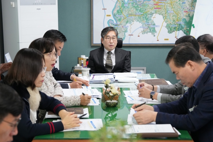 강상구 부시장(가운데)이 지난 6일 국장, 부서장들과 함께 2026년 정부 업무계획 선제 대응을 위해 회의를 개최했다.(사진 제공-나주시)