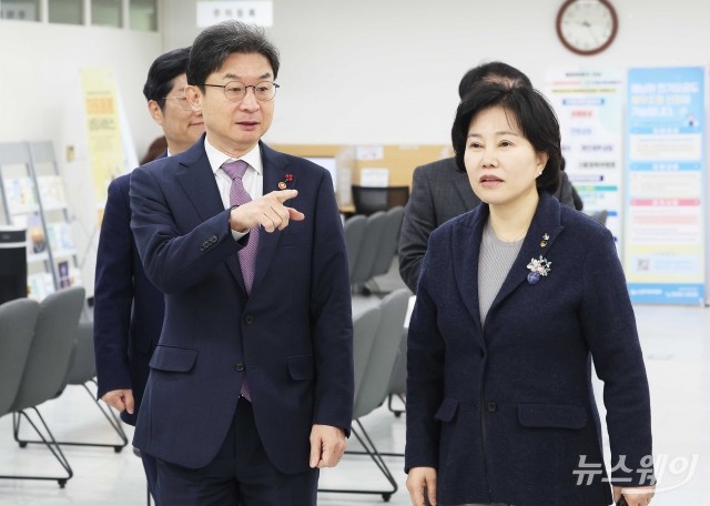 '수원서민금융통합지원센터' 찾은 이억원·김은경