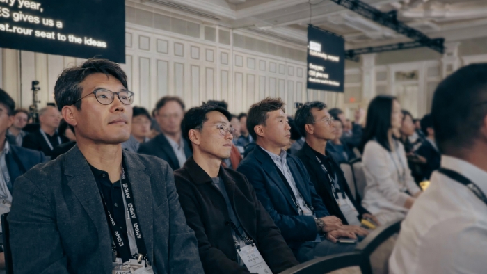 곽노정 대표이사 사장(왼쪽에서 세 번째)이 5일(현지시간) 미국 라스베이거스 베네시안 호텔에서 열린 리사 수 AMD CEO의 기조연설에 참가했다. 사진=SK하이닉스 제공