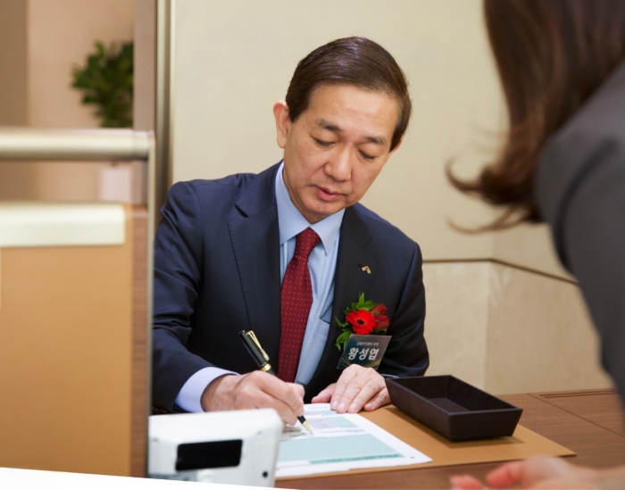 황성엽 금융투자협회장이 8일 THE 센터필드 W에서 열린 '하나 THE 발행어음' 상품 출시 기념행사 현장에서 상품가입 세레모니에 참여하고 있다.사진=하나증권 제공