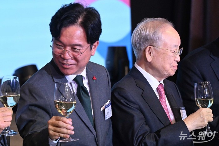 (왼쪽)김영훈 고용노동부 장관과 손경식 한국경영자총협회 회장이 8일 오후 서울 용산구 피스앤파크에서 열린 노사정 신년 인사회에서 건배를 마친 뒤 등을 돌려 서 있다. 사진=강민석 기자 kms@newsway.co.kr