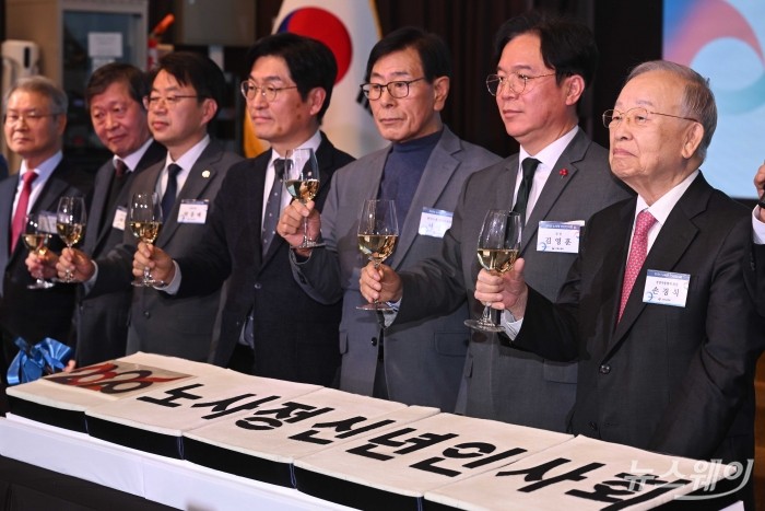 (오른쪽 첫 번째 두 번째)손경식 한국경영자총협회 회장과 김영훈 고용노동부 장관을 비롯한 참석자들이 8일 오후 서울 용산구 피스앤파크에서 열린 노사정 신년 인사회에서 와인을 들며 서 있다. 사진=강민석 기자 kms@newsway.co.kr