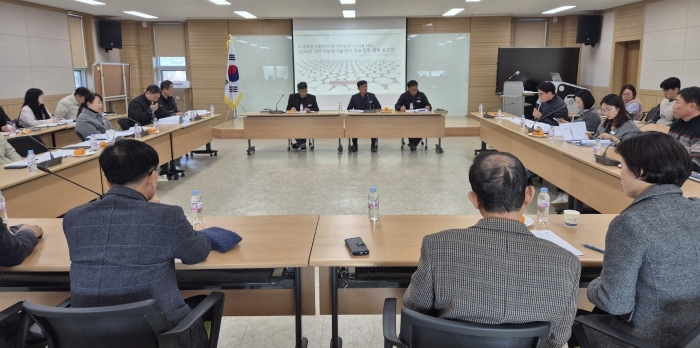 나주시농업기술센터가 지난 5일 농업인교육관에서 '2026년도 주요업무계획 보고회'를 농촌 고령화와 기후변화에 대응하기 위해 토론 방식으로 진행했다. (사진 제공-나주시)