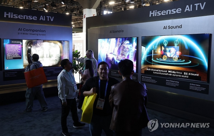(라스베이거스=연합뉴스) 김성민 기자 = CES 개막일인 6일(현지시간) 미국 네바다주 라스베이거스 컨벤션센터(LVCC) 중국 기업 하이센스 부스에서 관람객들이 전시를 둘러보고 있다.