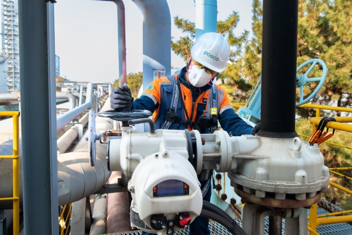 광양제철소의 한 작업자가 강추위 속 동파를 예방하기 위해 설비 점검을 진행하고 있다.