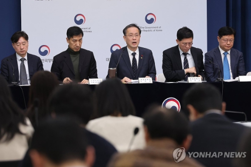 이형일 재정경제부 1차관이 5일 정부세종청사 브리핑룸에서 올해 경제성장전략에 대해 설명하고 있다. 사진=연합뉴스