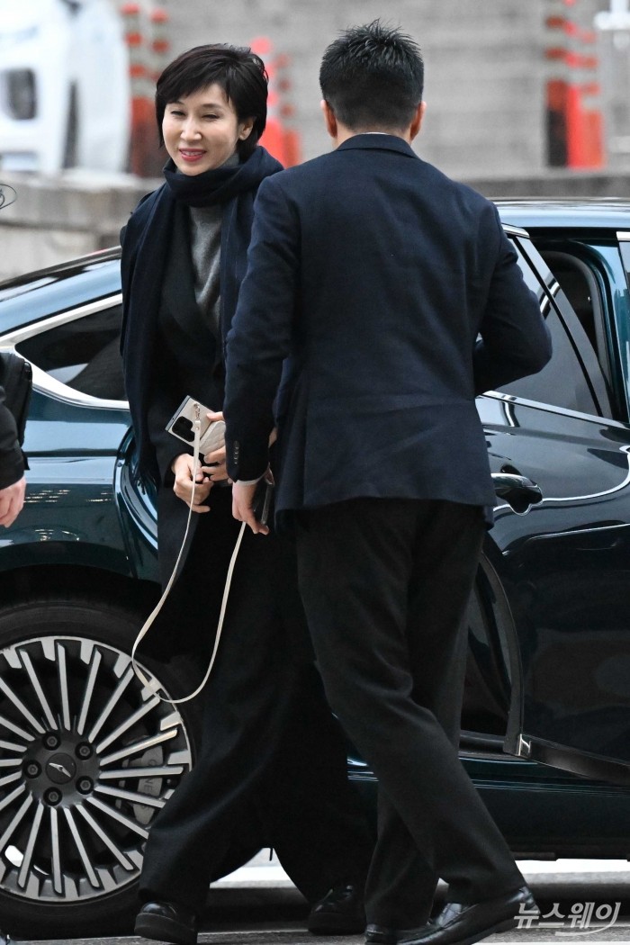 노소영 아트센터 나비 관장이 9일 오후 서울 서초구 서울고등법원에서 열린 최태원 SK그룹 회장과의 재산분할 파기환송심 첫 변론기일에 출석하기 위해 차량에서 하차해 미소를 짓고 있다. 사진=강민석 기자 kms@newsway.co.kr