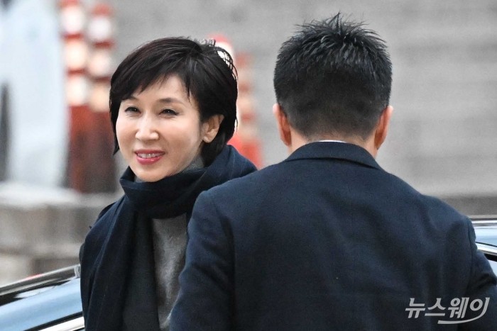 노소영 아트센터 나비 관장이 9일 오후 서울 서초구 서울고등법원에서 열린 최태원 SK그룹 회장과의 재산분할 파기환송심 첫 변론기일에 출석하기 위해 차량에서 하차해 미소를 짓고 있다. 사진=강민석 기자 kms@newsway.co.kr