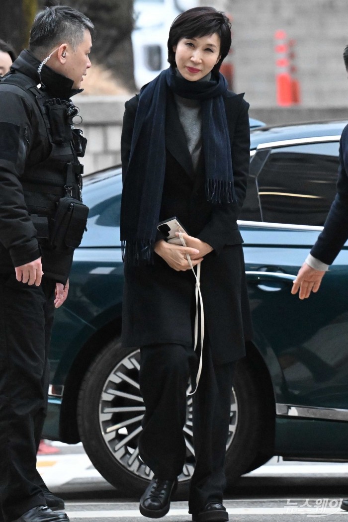 노소영 아트센터 나비 관장이 9일 오후 서울 서초구 서울고등법원에서 열린 최태원 SK그룹 회장과의 재산분할 파기환송심 첫 변론기일에 출석하고 있다. 사진=강민석 기자 kms@newsway.co.kr