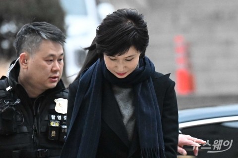 고개숙인 노소영···'세기 이혼소송' 파기환송심 첫 재판 출석