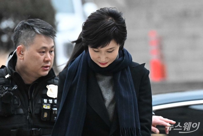 노소영 아트센터 나비 관장이 9일 오후 서울 서초구 서울고등법원에서 열린 최태원 SK그룹 회장과의 재산분할 파기환송심 첫 변론기일에 출석하던 중 잠시 고개를 숙이고 있다. 사진=강민석 기자 kms@newsway.co.kr