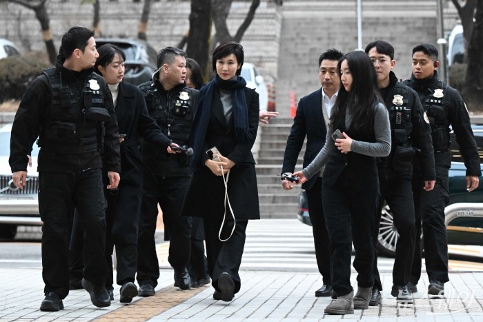 노소영 아트센터 나비 관장이 9일 오후 서울 서초구 서울고등법원에서 열린 최태원 SK그룹 회장과의 재산분할 파기환송심 첫 변론기일에 출석하고 있다. 사진=강민석 기자 kms@newsway.co.kr