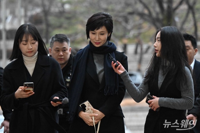 노소영 아트센터 나비 관장이 9일 오후 서울 서초구 서울고등법원에서 열린 최태원 SK그룹 회장과의 재산분할 파기환송심 첫 변론기일에 출석하던 중 취재진의 질문을 경청하고 있다. 사진=강민석 기자 kms@newsway.co.kr