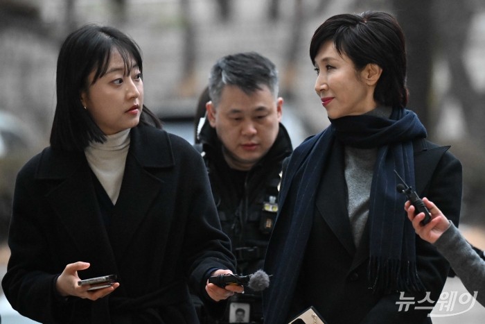 (오른쪽)노소영 아트센터 나비 관장이 9일 오후 서울 서초구 서울고등법원에서 열린 최태원 SK그룹 회장과의 재산분할 파기환송심 첫 변론기일에 출석하던 중 취재진의 질문을 경청하고 있다. 사진=강민석 기자 kms@newsway.co.kr