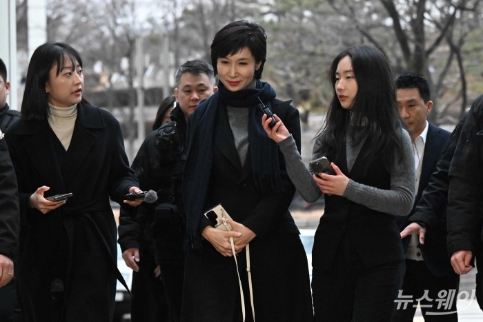 노소영 아트센터 나비 관장이 9일 오후 서울 서초구 서울고등법원에서 열린 최태원 SK그룹 회장과의 재산분할 파기환송심 첫 변론기일에 출석하던 중 취재진의 질문을 경청하고 있다. 사진=강민석 기자 kms@newsway.co.kr