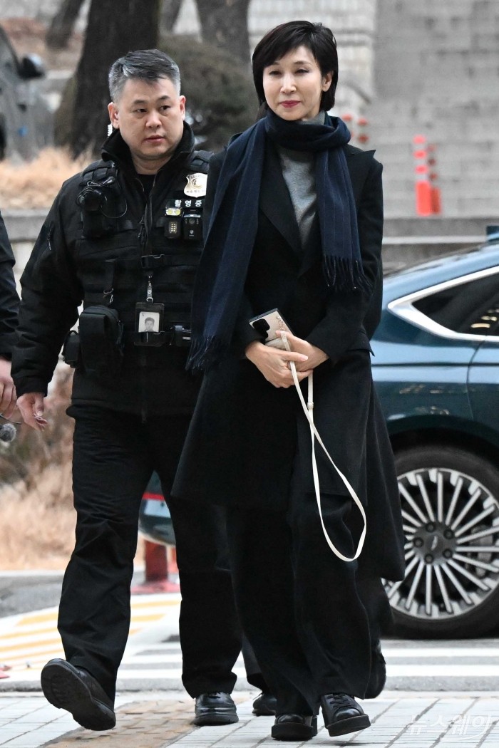 노소영 아트센터 나비 관장이 9일 오후 서울 서초구 서울고등법원에서 열린 최태원 SK그룹 회장과의 재산분할 파기환송심 첫 변론기일에 출석하고 있다. 사진=강민석 기자 kms@newsway.co.kr