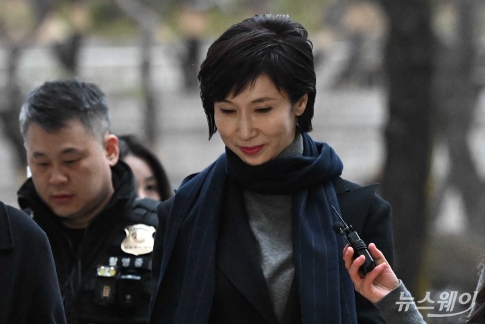 노소영 아트센터 나비 관장이 9일 오후 서울 서초구 서울고등법원에서 열린 최태원 SK그룹 회장과의 재산분할 파기환송심 첫 변론기일에 출석하던 중 취재진의 질문을 경청하며 잠시 고개를 숙이고 있다. 사진=강민석 기자 kms@newsway.co.kr