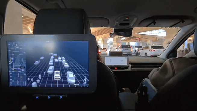 라스베이거스 도심을 주행하고 있는 모셔널 로보택시. 사진=김다정 기자