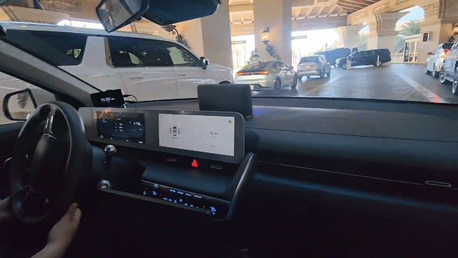 라스베이거스 도심을 주행하고 있는 모셔널 로보택시. 사진=김다정 기자