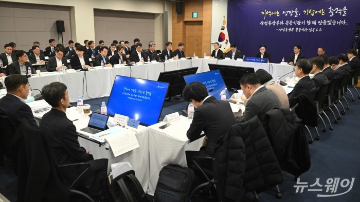 김정관 산업통상부 장관이 12일 오전 서울 중구 대한상공회의소에서 열린 산업분야에 대한 공공기관 업무보고에서 모두발언을 하고 있다. 사진=강민석 기자 kms@newsway.co.kr