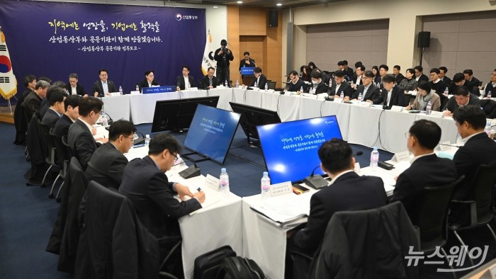 김정관 산업통상부 장관이 12일 오전 서울 중구 대한상공회의소에서 열린 산업분야에 대한 공공기관 업무보고에서 모두발언을 하고 있다. 사진=강민석 기자 kms@newsway.co.kr