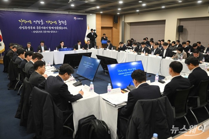 김정관 산업통상부 장관이 12일 오전 서울 중구 대한상공회의소에서 열린 산업분야에 대한 공공기관 업무보고에서 모두발언을 하고 있다. 사진=강민석 기자 kms@newsway.co.kr