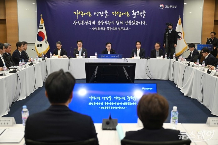 김정관 산업통상부 장관이 12일 오전 서울 중구 대한상공회의소에서 열린 산업분야에 대한 공공기관 업무보고에서 모두발언을 하고 있다. 사진=강민석 기자 kms@newsway.co.kr