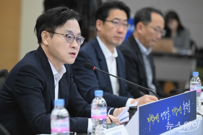 김정관 산업통상부 장관이 12일 오전 서울 중구 대한상공회의소에서 열린 산업분야에 대한 공공기관 업무보고에서 모두발언을 하고 있다. 사진=강민석 기자 kms@newsway.co.kr