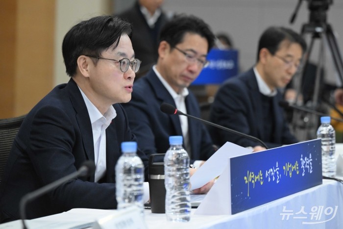 김정관 산업통상부 장관이 12일 오후 서울 중구 대한상공회의소에서 열린 자원·수출분야에 대한 공공기관 업무보고에서 모두발언을 하고 있다. 사진=강민석 기자 kms@newsway.co.kr