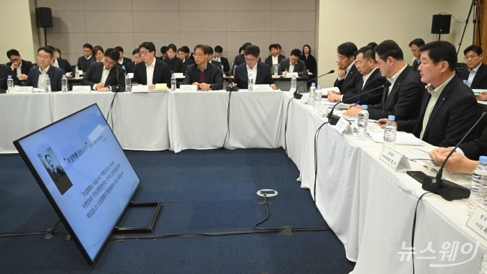 (오른쪽 첫 번째)황영식 한국광해광업공단 사장이 12일 오후 서울 중구 대한상공회의소에서 열린 자원·수출분야에 대한 공공기관 업무보고에서 발표를 하고 있다. 사진=강민석 기자 kms@newsway.co.kr