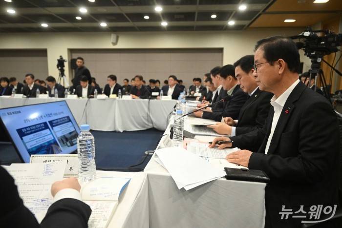 최춘식 한국석유관리원 이사장이 12일 오후 서울 중구 대한상공회의소에서 열린 자원·수출분야에 대한 공공기관 업무보고에서 발표를 하고 있다. 사진=강민석 기자 kms@newsway.co.kr