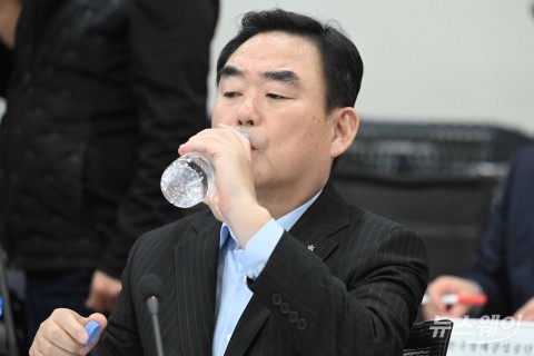 업무보고 앞서 물 마시는 최철규 강원랜드 사장직무대행