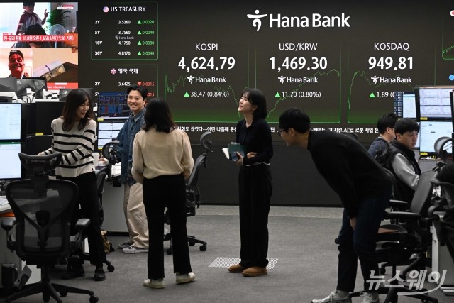 사상 첫 4600 넘긴 코스피···웃음꽃 핀 딜링룸